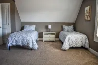 NEW! Home Theater - Game Room - 5BR 3.5 Bath near multiple attractions!