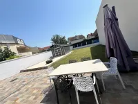 Un Joli Coin de Paradis Avec un Très Beau Jardin Hotels in Aulnay-sous-Bois