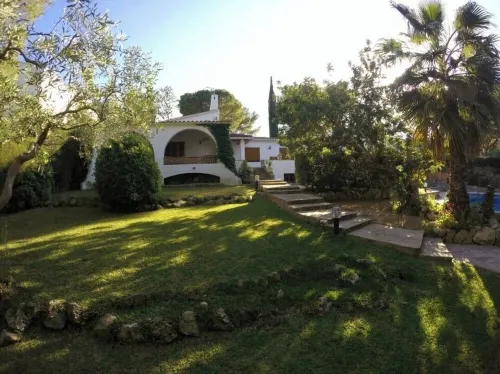 Villa Mediterránea con Piscina Cerca a la Playa