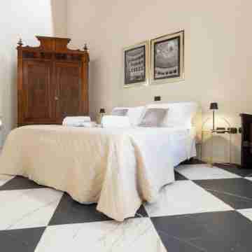 Designer loft in a central location with Jacuzzi in the bedroom Rooms