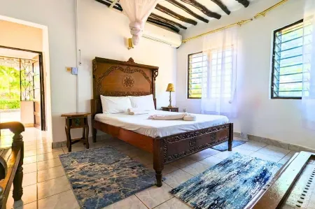 Modern Diani studio near Carrefour with pool; AC use via guest-paid tokens. Отели в г. Мсамбуэни