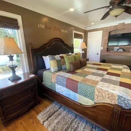 Grammie’s Manor – A One-of-a-Kind Stay in Heart of Kanab w/ Hot Tub, Gym, & More