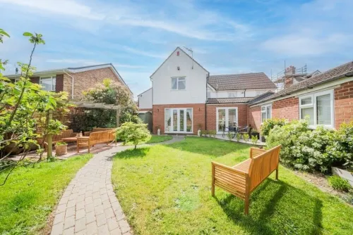 A spacious, luxury holiday home on the edge of the New Forest and the beach. Các khách sạn ở New Milton