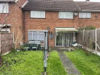 3 Bedroom House Close to Town Centre and Train Station with Driveway and Garden