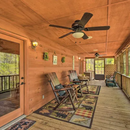 Cozy Hiawassee Cabin w/ Fire Pit & Mtn Views!