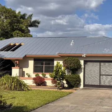 CHARMING! 3-bedroom house with Pool, WiFi, AC in marvelous Fort Myers near beach
