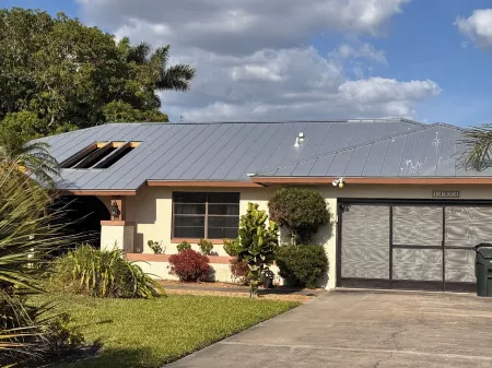 CHARMING! 3-bedroom house with Pool, WiFi, AC in marvelous Fort Myers near beach