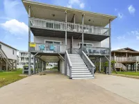 Hangin' at Holden: Ocean View, Pet-Friendly, 3BR/3BA Beach Home Steps from Sand Hôtels à : Lockwoods Folly