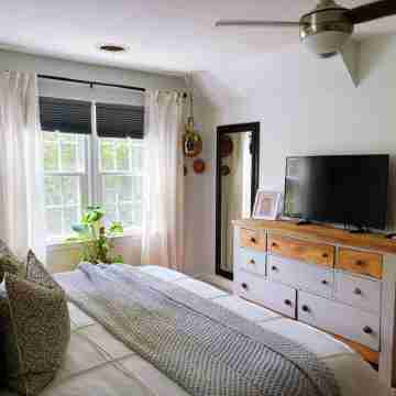 The Cottage Hill is a charming 3-bed house in a primary location in Greensboro Rooms