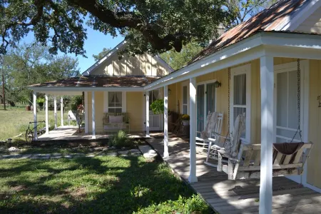 Charming 2-bedroom cottage on the River with 5 acres