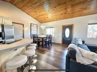 The Sunflower Cabin - Pets, Continuous hot water, Traeger grill, Starlink, AC