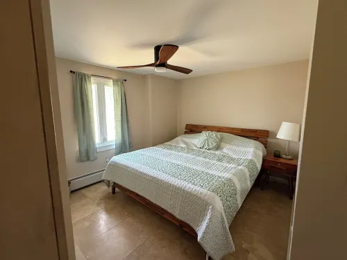 Chalet Joyeux-cheerful cottage.  Enchanting 3-bedroom house on Lake Wallace.