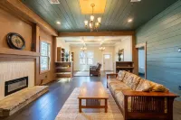 The Vandeveer, Stunning Craftsman Estate in Historic Downtown Burnet Hotels in Burnet