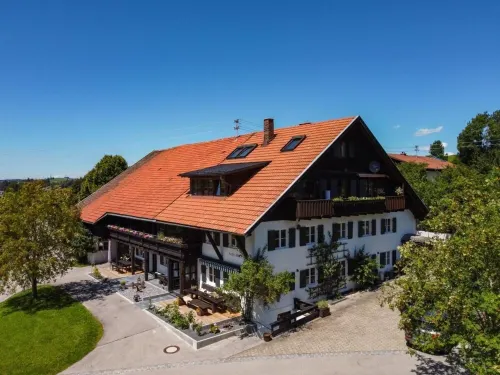 Modern farmhouse for 10 people Hotels in Nesselwang