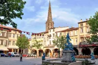 Renovated, air-conditioned gîte with private garden "Aux Volets Bleus Hotels in Limoux