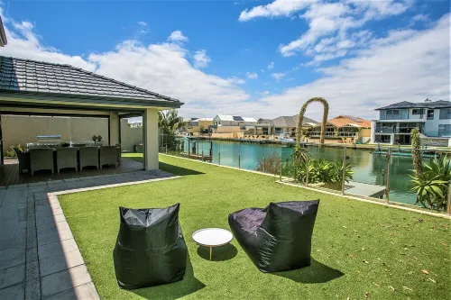 CHILLAX HOUSE -Luxury Canal Holiday House, Jetty, BBQ, Family Friendly-Sleeps 14