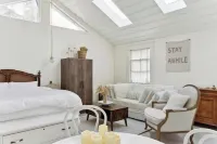 Elegant & Romantic Farmhouse, Natural Light!