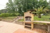 Sun & Moon Cottage with private pool and garden Hotels in Montescudaio