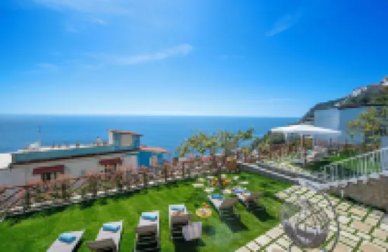 Villa Teresea: 3BR/3BA + Garden •Just steps from the beach-On the Main Road