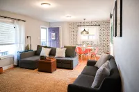 Colorful CO Home — 10 mins to DT Denver, pool table, & covered back patio! Hotel a Twin Lakes