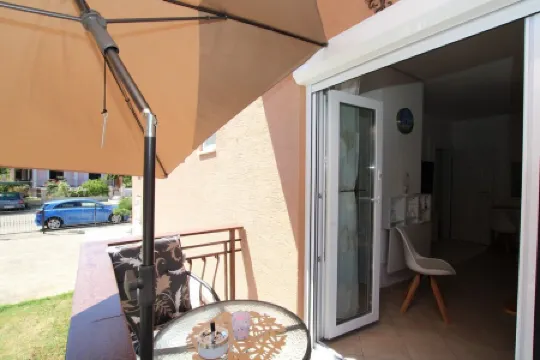 Blue Adria Suite 2 - romantic and within walking distance of the beach and town