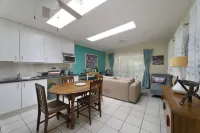 Quiet, bright & warm cottage near parks, shopping, nightlife and Zoo Lake!