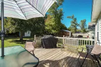 Comfortable 3 Bedroom Home with King Suite, Pool Table & Fenced Yard Hotels in James City