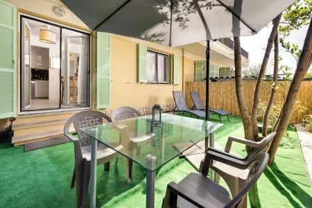 1 bedroom + Seaside lounge with garden