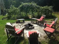 Priv 2nd fl suite-Kingbd; Sit rm w/minibar; prv bath; separate entran nr Acadia Hotels in Surry