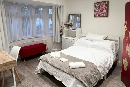 Stylish Cosy Flat in London Отели в г. Эджвар