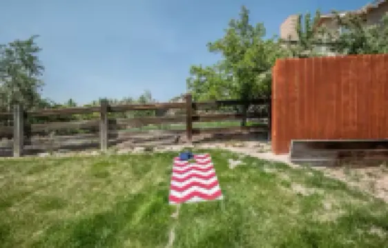 Family Time Basement Suite-Beauty Parlor, Play Room, Hot Tub, Yard, Fire Pit