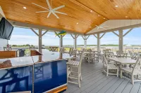 Luxurious Marina Access and Cozy Pool - Stunning Waterfront Retreat