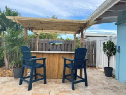 Private Pool Oasis! Relax Old Charm 2Br/2BA /w Dock, Tikis, Outdoor Bar & Grill!