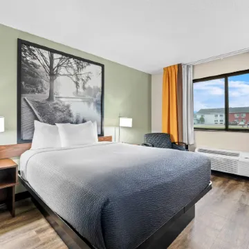 Super 8 by Wyndham Alexandria MN
