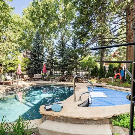 Aspen Hideaway by Avantstay Walk to Aspen, Near Slopes + Pool & Hot Tub Access