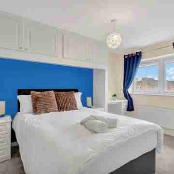 Charming 3-bedroom house in lovely Coventry with WiFi Rooms