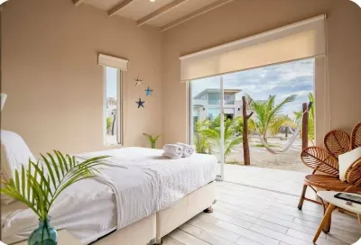 Bungalow on the beach in front of the warm and calm sea of Canoas de Punta Sal.  호텔