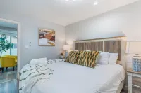 M3-Detached house 2 bedroom 1 bathroom close Old Town Monrovia kingsize-bed! Hotels near Cafe LuMar