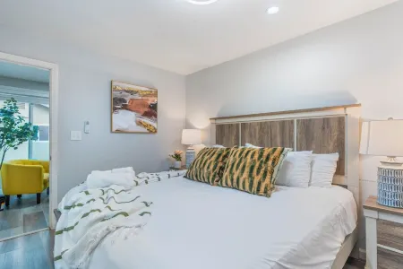 M3-Detached house 2 bedroom 1 bathroom close Old Town Monrovia kingsize-bed! Отели в г. Монровия