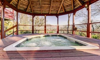 Pet-Friendly Grants Pass Home with Hot Tub!