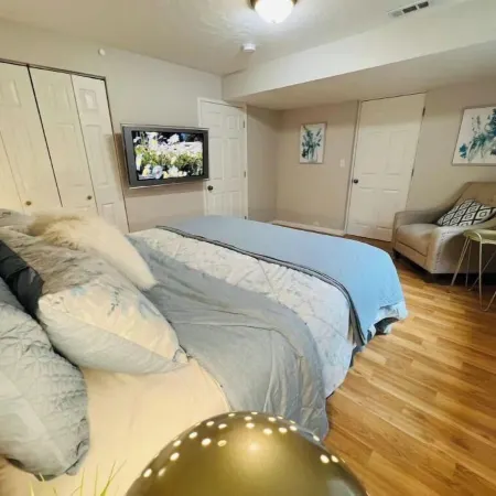 Spacious 2 KingBed 2 QueenBed Basement Apartment