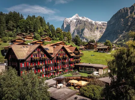 Romantik Hotel Schweizerhof Отели рядом с достопримечательностью «Firstbahn AG»