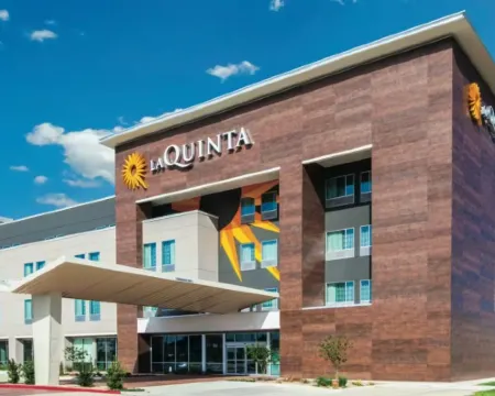La Quinta Inn & Suites by Wyndham Olive Branch オリーブ・ブランチのホテル
