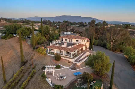 Via del Sur by AvantStay Private Spanish Villa w Views Walk to Wineries Отели в г. Темекула