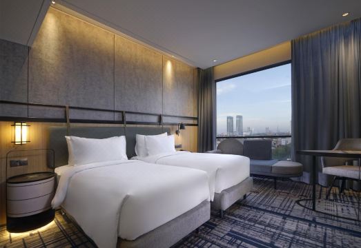 2. 머큐어 수라바야..