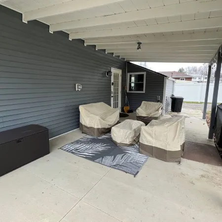Pet-Friendly Charming & Cozy 3-bedroom house AC & WiFi in pleasant Youngstown