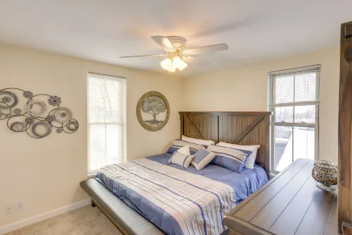 Cozy Delafield Apartment - Walk to Lake! - Homestays