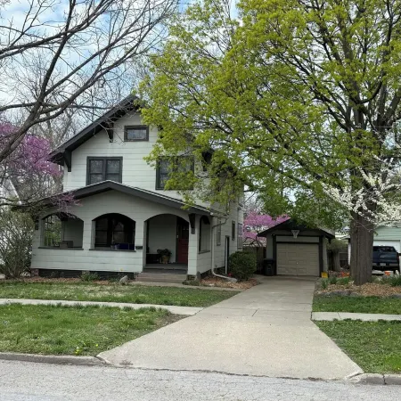 Spacious 4-bedroom house central to Des Moines near Drake Univ. Fenced yard