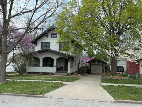 Spacious 4-bedroom house central to Des Moines near Drake Univ. Fenced yard - 4-Star