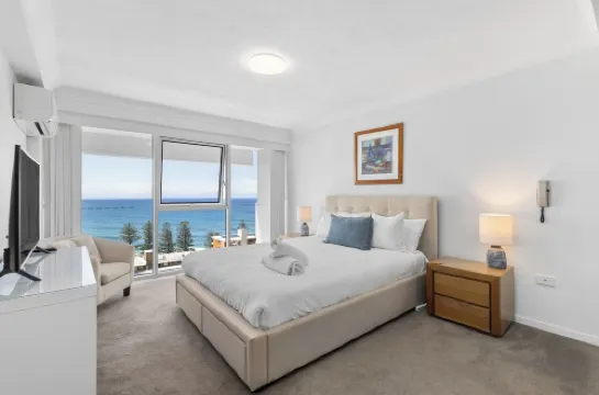 Burleigh Headland 2 Bedroom Stay, Just a Stones Throw from the Beach!